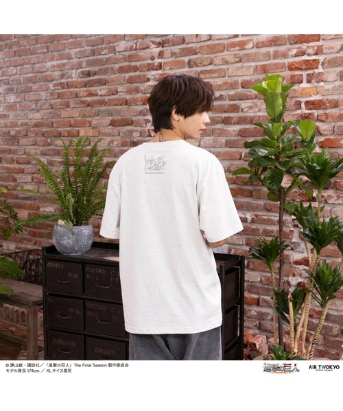 AIR TWOKYO(エアトゥーキョー)の「TVアニメ『進撃の巨人』 シーンイラストTシャツ 5(エレンの家ぇぇがぁぁぁぁ)(Tシャツ/カットソー・レディース・グレー系その他・LARGE/MEDIUM/SMALL/XX-LARGE/X-LARGE)」の2枚目の写真