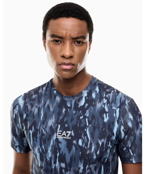 EMPORIO ARMANI EA7(エンポリオアルマーニイーエーセブン)の「<オンライン限定>【エンポリオ アルマーニ EA7】スリムフィット 迷彩柄 半袖Tシャツ Vigor 7(Tシャツ/カットソー・メンズ・カモフラージュ/ネイビー系・X-LARGE/LARGE/SMALL/MEDIUM)」の5枚目の写真