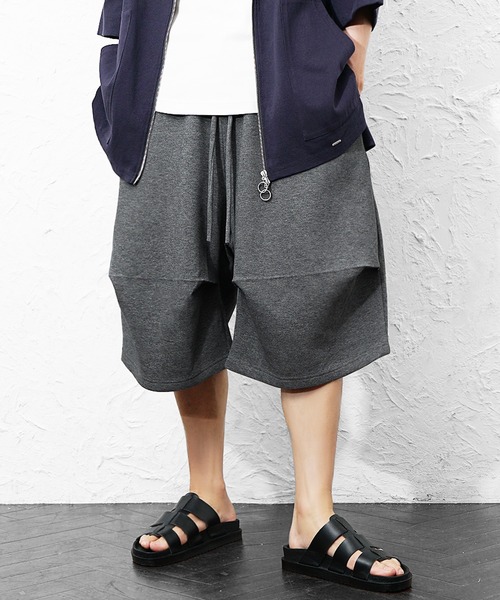 MinoriTY(マイノリティ)の「【MinoriTY】ヘビーポンチ3Dタックコクーンハーフパンツ モード 膝下丈 ワイドメンズ 夏服 ユニセックス(その他パンツ・メンズ・ブラック/グレー・M/L)」の2枚目の写真