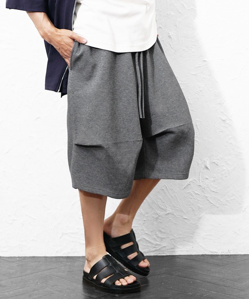 MinoriTY(マイノリティ)の「【MinoriTY】ヘビーポンチ3Dタックコクーンハーフパンツ モード 膝下丈 ワイドメンズ 夏服 ユニセックス(その他パンツ・メンズ・ブラック/グレー・M/L)」の4枚目の写真