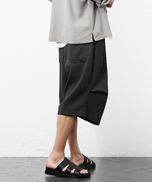 MinoriTY(マイノリティ)の「【MinoriTY】ヘビーポンチ3Dタックコクーンハーフパンツ モード 膝下丈 ワイドメンズ 夏服 ユニセックス(その他パンツ・メンズ・ブラック/グレー・M/L)」の11枚目の写真