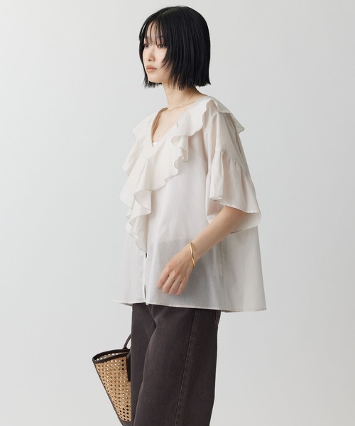 BABYLONE(バビロン)の「ラッフルハーフスリーブブラウス(シャツ/ブラウス・レディース・ライトグレー/ブラック/ブラウン・フリー)」の5枚目の写真