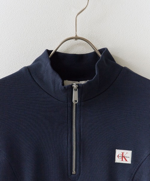 Calvin Klein(カルバン・クライン)の「Calvin Klein/カルバンクライン トップス - ハーフジップハイネックトップス SS WOVEN LABEL 2X2 BABY RIB ZIP MOCK NK クロップド丈 ショート コンパクト チビT ミニT タイト スリムフィット 胸ロゴ 半袖 レディース 2026年 夏 夏服(Tシャツ/カットソー・レディース・ホワイト/ブラック・S/M)」の22枚目の写真