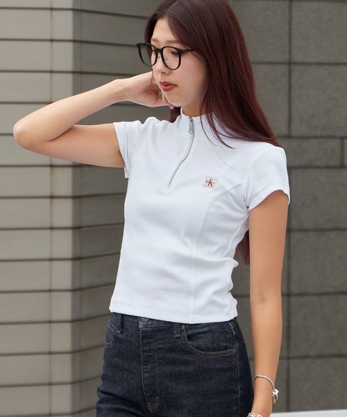 Calvin Klein(カルバン・クライン)の「Calvin Klein/カルバンクライン トップス - ハーフジップハイネックトップス SS WOVEN LABEL 2X2 BABY RIB ZIP MOCK NK クロップド丈 ショート コンパクト チビT ミニT タイト スリムフィット 胸ロゴ 半袖 レディース 2026年 夏 夏服(Tシャツ/カットソー・レディース・ホワイト/ブラック・S/M)」の7枚目の写真