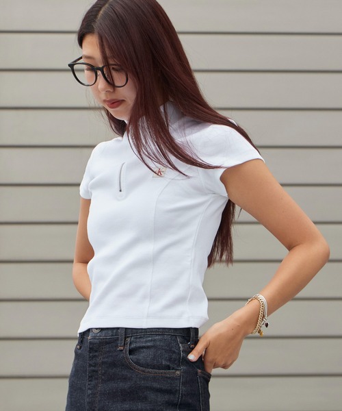 Calvin Klein(カルバン・クライン)の「Calvin Klein/カルバンクライン トップス - ハーフジップハイネックトップス SS WOVEN LABEL 2X2 BABY RIB ZIP MOCK NK クロップド丈 ショート コンパクト チビT ミニT タイト スリムフィット 胸ロゴ 半袖 レディース 2026年 夏 夏服(Tシャツ/カットソー・レディース・ホワイト/ブラック・S/M)」の8枚目の写真