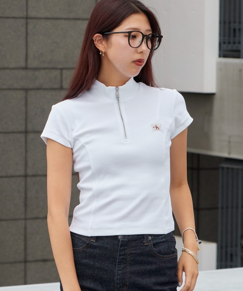 Calvin Klein(カルバン・クライン)の「Calvin Klein/カルバンクライン トップス - ハーフジップハイネックトップス SS WOVEN LABEL 2X2 BABY RIB ZIP MOCK NK クロップド丈 ショート コンパクト チビT ミニT タイト スリムフィット 胸ロゴ 半袖 レディース 2026年 夏 夏服(Tシャツ/カットソー・レディース・ホワイト/ブラック・S/M)」の4枚目の写真