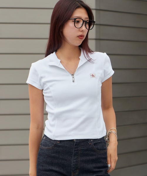 Calvin Klein(カルバン・クライン)の「Calvin Klein/カルバンクライン トップス - ハーフジップハイネックトップス SS WOVEN LABEL 2X2 BABY RIB ZIP MOCK NK クロップド丈 ショート コンパクト チビT ミニT タイト スリムフィット 胸ロゴ 半袖 レディース 2026年 夏 夏服(Tシャツ/カットソー・レディース・ホワイト/ブラック・S/M)」の5枚目の写真