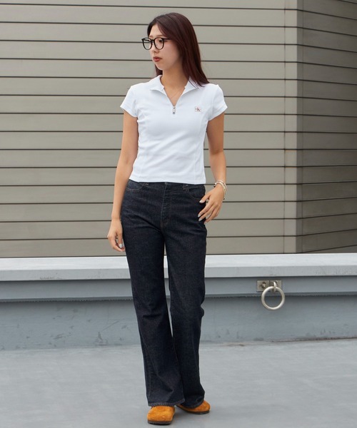 Calvin Klein(カルバン・クライン)の「Calvin Klein/カルバンクライン トップス - ハーフジップハイネックトップス SS WOVEN LABEL 2X2 BABY RIB ZIP MOCK NK クロップド丈 ショート コンパクト チビT ミニT タイト スリムフィット 胸ロゴ 半袖 レディース 2026年 夏 夏服(Tシャツ/カットソー・レディース・ホワイト/ブラック・S/M)」の9枚目の写真