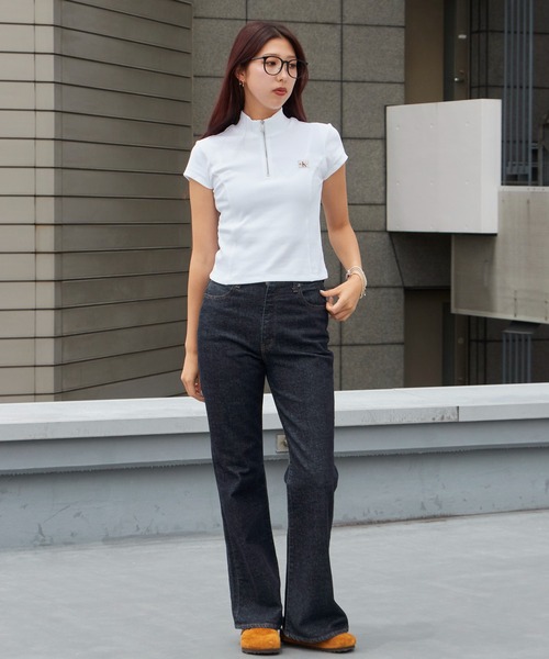 Calvin Klein(カルバン・クライン)の「Calvin Klein/カルバンクライン トップス - ハーフジップハイネックトップス SS WOVEN LABEL 2X2 BABY RIB ZIP MOCK NK クロップド丈 ショート コンパクト チビT ミニT タイト スリムフィット 胸ロゴ 半袖 レディース 2026年 夏 夏服(Tシャツ/カットソー・レディース・ホワイト/ブラック・S/M)」の11枚目の写真
