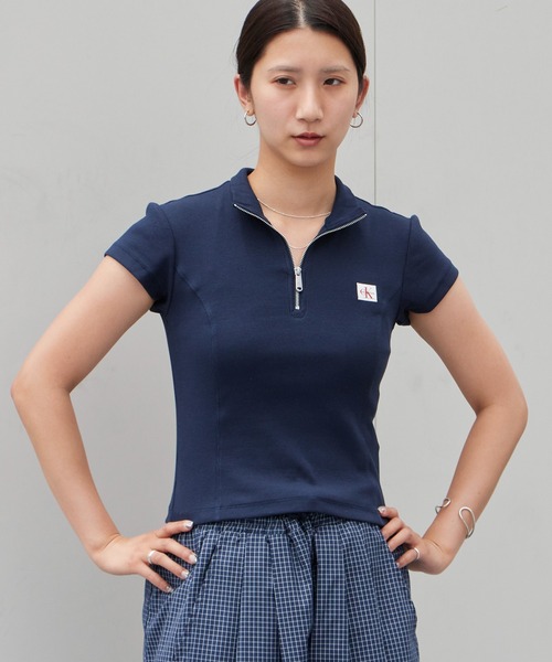 Calvin Klein(カルバン・クライン)の「Calvin Klein/カルバンクライン トップス - ハーフジップハイネックトップス SS WOVEN LABEL 2X2 BABY RIB ZIP MOCK NK クロップド丈 ショート コンパクト チビT ミニT タイト スリムフィット 胸ロゴ 半袖 レディース 2026年 夏 夏服(Tシャツ/カットソー・レディース・ホワイト/ブラック・S/M)」の14枚目の写真