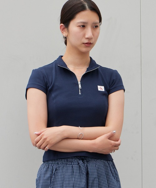 Calvin Klein(カルバン・クライン)の「Calvin Klein/カルバンクライン トップス - ハーフジップハイネックトップス SS WOVEN LABEL 2X2 BABY RIB ZIP MOCK NK クロップド丈 ショート コンパクト チビT ミニT タイト スリムフィット 胸ロゴ 半袖 レディース 2026年 夏 夏服(Tシャツ/カットソー・レディース・ホワイト/ブラック・S/M)」の16枚目の写真