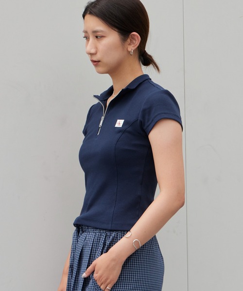 Calvin Klein(カルバン・クライン)の「Calvin Klein/カルバンクライン トップス - ハーフジップハイネックトップス SS WOVEN LABEL 2X2 BABY RIB ZIP MOCK NK クロップド丈 ショート コンパクト チビT ミニT タイト スリムフィット 胸ロゴ 半袖 レディース 2026年 夏 夏服(Tシャツ/カットソー・レディース・ホワイト/ブラック・S/M)」の17枚目の写真