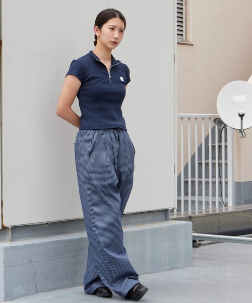 Calvin Klein(カルバン・クライン)の「Calvin Klein/カルバンクライン トップス - ハーフジップハイネックトップス SS WOVEN LABEL 2X2 BABY RIB ZIP MOCK NK クロップド丈 ショート コンパクト チビT ミニT タイト スリムフィット 胸ロゴ 半袖 レディース 2026年 夏 夏服(Tシャツ/カットソー・レディース・ホワイト/ブラック・S/M)」の21枚目の写真