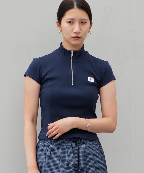 Calvin Klein(カルバン・クライン)の「Calvin Klein/カルバンクライン トップス - ハーフジップハイネックトップス SS WOVEN LABEL 2X2 BABY RIB ZIP MOCK NK クロップド丈 ショート コンパクト チビT ミニT タイト スリムフィット 胸ロゴ 半袖 レディース 2026年 夏 夏服(Tシャツ/カットソー・レディース・ホワイト/ブラック・S/M)」の15枚目の写真