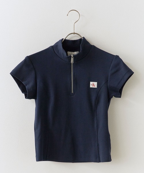 Calvin Klein(カルバン・クライン)の「Calvin Klein/カルバンクライン トップス - ハーフジップハイネックトップス SS WOVEN LABEL 2X2 BABY RIB ZIP MOCK NK クロップド丈 ショート コンパクト チビT ミニT タイト スリムフィット 胸ロゴ 半袖 レディース 2026年 夏 夏服(Tシャツ/カットソー・レディース・ホワイト/ブラック・S/M)」の13枚目の写真