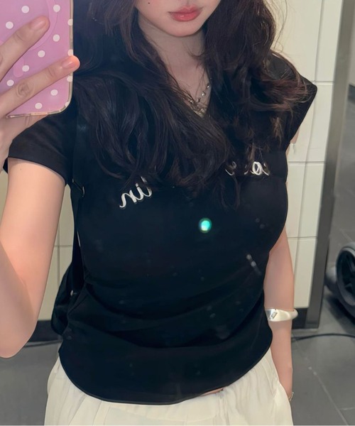 MEMECLE(メメクル)の「【 MEMECLE / メメクル 】フロントレタリング Vネックトップス(Tシャツ/カットソー・レディース・ブラック・MEDIUM)」の1枚目の写真
