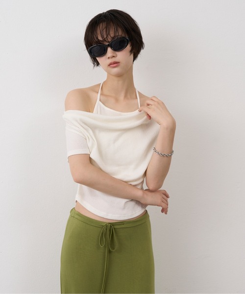 NUJOH(ヌゾ)の「Halter Layered Off-Shoulder Rib Tee / ホルターレイヤードオフショルダーリブT(Tシャツ/カットソー・レディース・アイボリー/ブラック・FREE)」の2枚目の写真