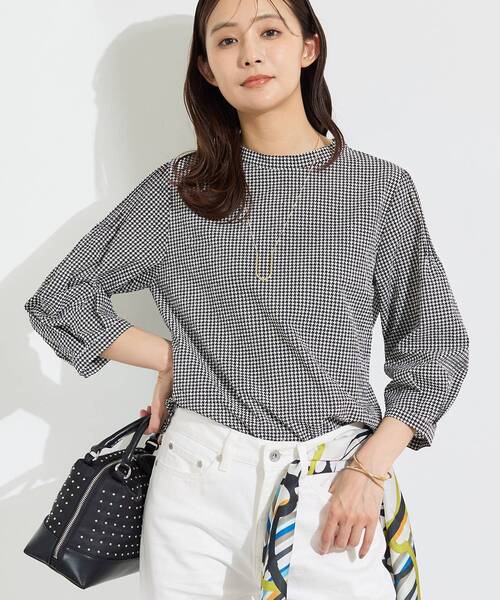 INDIVI(インディヴィ)の「【初秋にピッタリ!/洗える】凹凸素材ミニスタンドトップス(Tシャツ/カットソー・レディース・ブルー系その他/ブラック/ホワイト系2/ブラック系・05/38/34/19/15 /13)」の3枚目の写真