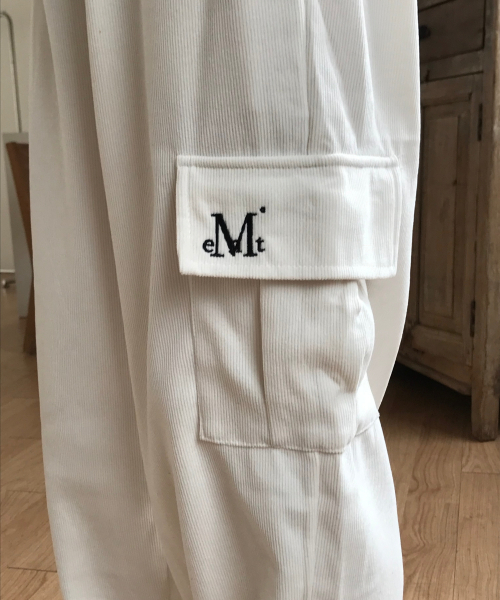 MUCENT(ムセント)の「コージーコーデュロイカーゴワイドパンツ 男女共用 (4カラー)(スウェットパンツ・レディース・ブラック/ブラウン/アイボリー/アイボリー系1/ブラック系/グレー系/ブラウン系/チャコール・0/1/2)」の9枚目の写真