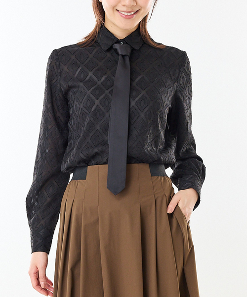 NARACAMICIE（ナラカミーチェ）の「【NARACAMICIE】カットジャガードネクタイリボン付き長袖ブラウス（シャツ/ブラウス・レディース・ホワイト/ブラック/ネイビー・M/L/XL/S）」の2枚目の写真