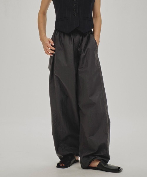TODAYFUL(トゥデイフル)の「【TODAYFUL/トゥデイフル】Nylon Drawstring Pants/ナイロンドローストリングパンツ(カーゴパンツ・レディース・ダークインディゴブルー/キナリ・36/38)」の1枚目の写真