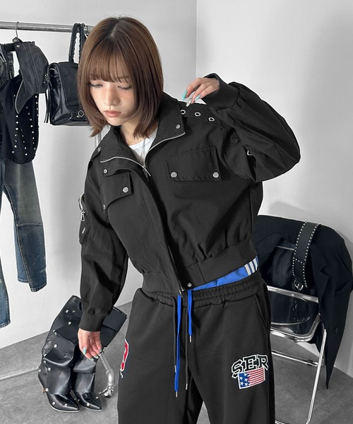 MATU:TA(マトゥータ)の「【コーデに合わせやすい】スタッズジップボンバージャケット/ブルゾン アウター クロップド ミリタリー フロントジップ 裾リブ 袖リブ ミドル丈 前立て 2カラー ブラック ブラウン 秋 冬 防寒対策(ブルゾン・レディース・ブラック/ブラウン・FREE)」の4枚目の写真