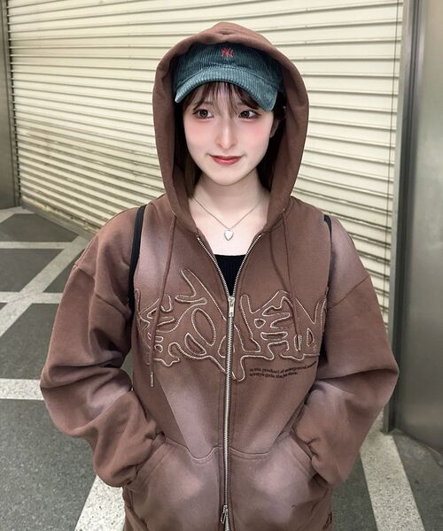 SEQUENZ(シークエンズ)の「【お気に入り20000人突破】/ セットアップ対応 / 加工ワッペンジップパーカー / LOGO APPLIQUE ZIP HOODIE(パーカー・メンズ・ダークブラウン/ライトグレー/ブラック/その他1/ピンク系その他2・MEDIUM/SMALL/LARGE)」の4枚目の写真