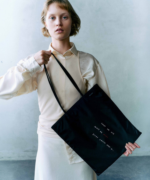 LeSportsac(レスポートサック)の「IN MIND VERTICAL TOTE ミッドナイトスクリプト(トートバッグ・レディース・ブラック・FREE)」の5枚目の写真