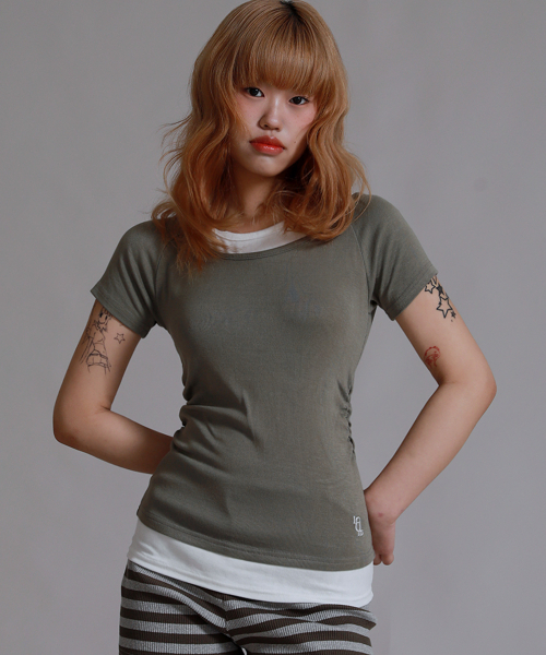 LIKE THE MOST(ライクザモースト)の「シャーリングポイントオフレイヤード半袖Tシャツ_カーキ(Tシャツ/カットソー・レディース・カーキ・SMALL/MEDIUM/LARGE)」の2枚目の写真