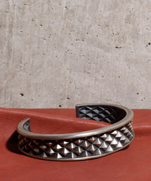 GILD（ギルド）の「GILD ギルド / Gradation studs bangle シルバー925グラデーションスタッズバングル / G161-BR01（バングル/リストバンド・レディース）」