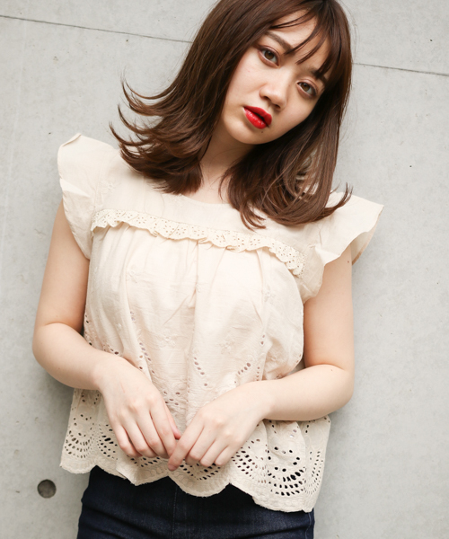 apres jour（アプレジュール）の「コットン刺繍フリルブラウス【ZOZOTOWN限定アイテム】（シャツ/ブラウス・レディース・ベージュ/オフホワイト/ダークブラウン/ライトグリーン・フリー）」の4枚目の写真