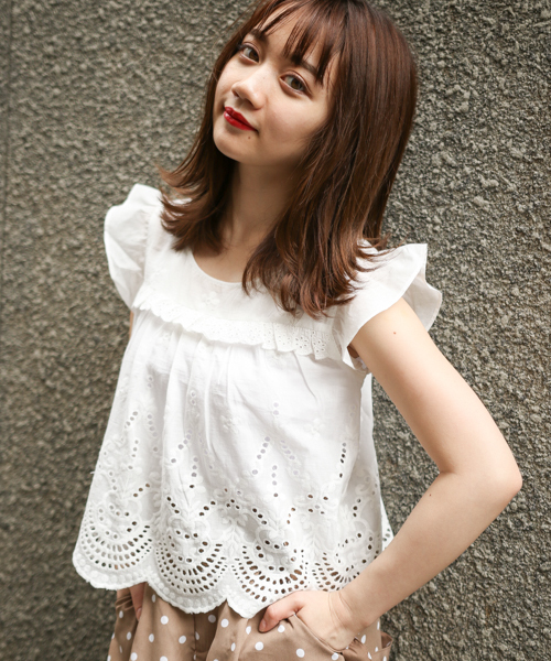 apres jour（アプレジュール）の「コットン刺繍フリルブラウス【ZOZOTOWN限定アイテム】（シャツ/ブラウス・レディース・ベージュ/オフホワイト/ダークブラウン/ライトグリーン・フリー）」の2枚目の写真