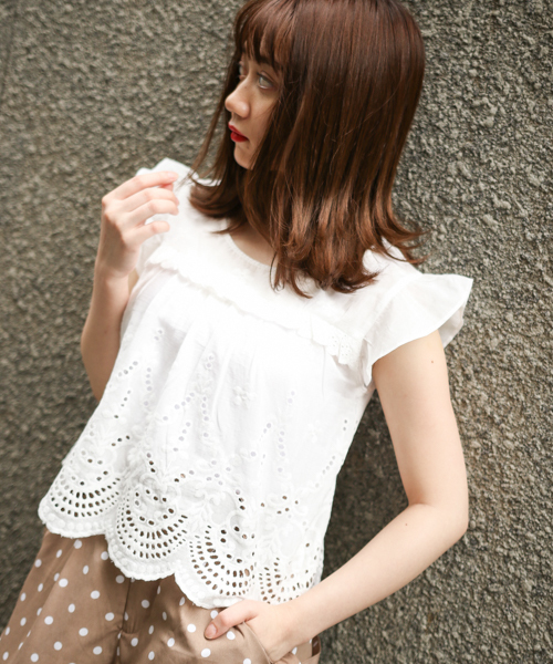 apres jour（アプレジュール）の「コットン刺繍フリルブラウス【ZOZOTOWN限定アイテム】（シャツ/ブラウス・レディース・ベージュ/オフホワイト/ダークブラウン/ライトグリーン・フリー）」の6枚目の写真