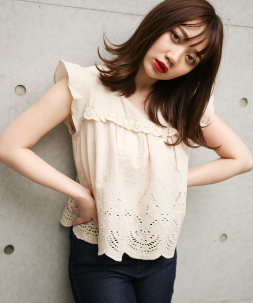 apres jour（アプレジュール）の「コットン刺繍フリルブラウス【ZOZOTOWN限定アイテム】（シャツ/ブラウス・レディース・ベージュ/オフホワイト/ダークブラウン/ライトグリーン・フリー）」の16枚目の写真