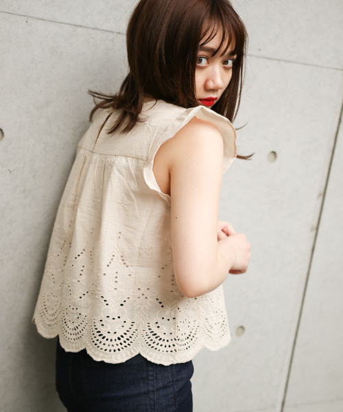 apres jour（アプレジュール）の「コットン刺繍フリルブラウス【ZOZOTOWN限定アイテム】（シャツ/ブラウス・レディース・ベージュ/オフホワイト/ダークブラウン/ライトグリーン・フリー）」の17枚目の写真