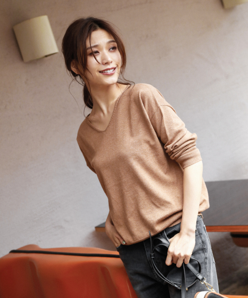 BAYFLOW（ベイフロー）の「Silk Mix Knit Vネックプルオーバー（ニット/セーター・レディース・ベージュ/パープル/アイボリー/グリーン/ネイビー・SMALL/MEDIUM）」の3枚目の写真