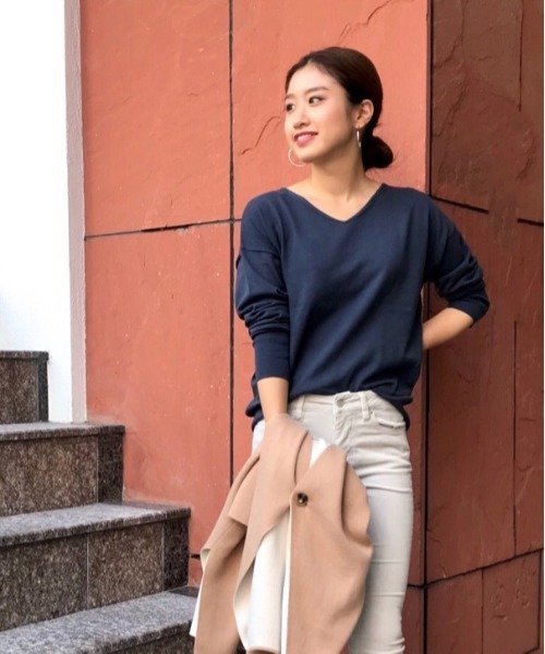 BAYFLOW（ベイフロー）の「Silk Mix Knit Vネックプルオーバー（ニット/セーター・レディース・ベージュ/パープル/アイボリー/グリーン/ネイビー・SMALL/MEDIUM）」の5枚目の写真