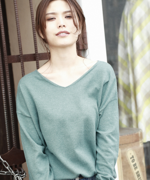 BAYFLOW（ベイフロー）の「Silk Mix Knit Vネックプルオーバー（ニット/セーター・レディース・ベージュ/パープル/アイボリー/グリーン/ネイビー・SMALL/MEDIUM）」の4枚目の写真