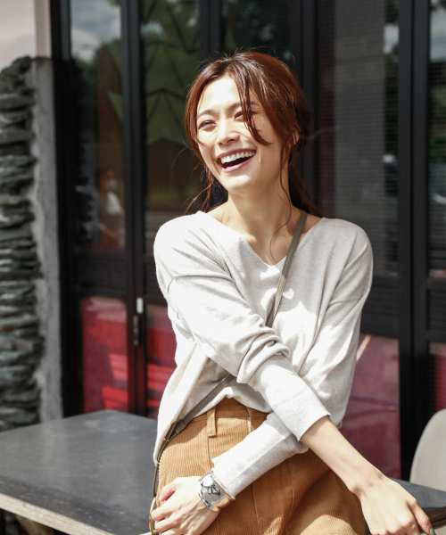 BAYFLOW（ベイフロー）の「Silk Mix Knit Vネックプルオーバー（ニット/セーター・レディース・ベージュ/パープル/アイボリー/グリーン/ネイビー・SMALL/MEDIUM）」の17枚目の写真