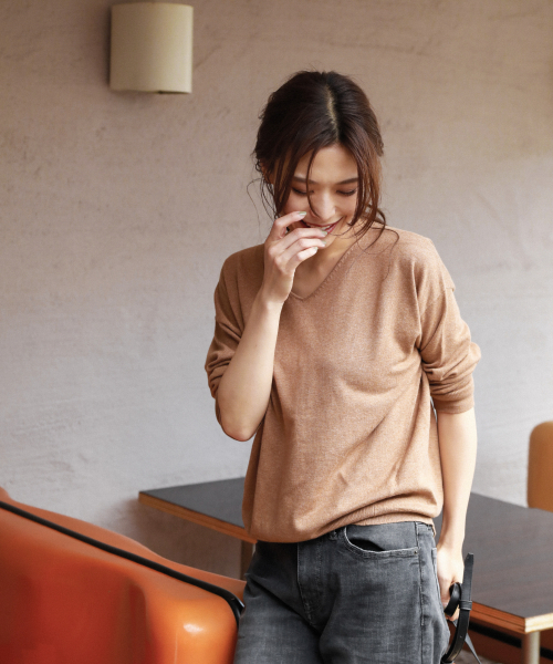 BAYFLOW（ベイフロー）の「Silk Mix Knit Vネックプルオーバー（ニット/セーター・レディース・ベージュ/パープル/アイボリー/グリーン/ネイビー・SMALL/MEDIUM）」の22枚目の写真