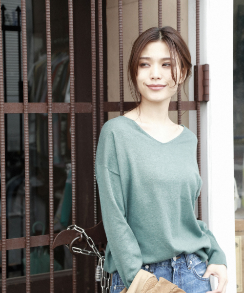 BAYFLOW（ベイフロー）の「Silk Mix Knit Vネックプルオーバー（ニット/セーター・レディース・ベージュ/パープル/アイボリー/グリーン/ネイビー・SMALL/MEDIUM）」の10枚目の写真