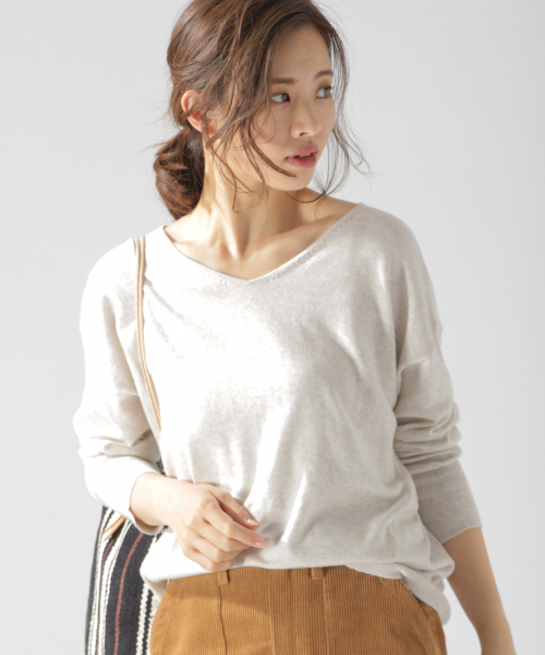BAYFLOW（ベイフロー）の「Silk Mix Knit Vネックプルオーバー（ニット/セーター・レディース・ベージュ/パープル/アイボリー/グリーン/ネイビー・SMALL/MEDIUM）」の7枚目の写真