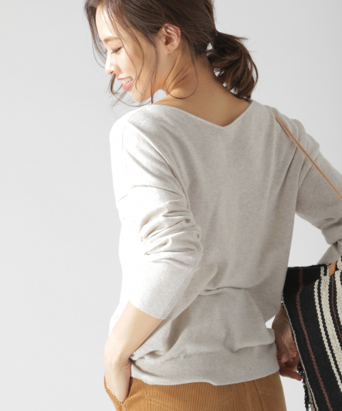 BAYFLOW（ベイフロー）の「Silk Mix Knit Vネックプルオーバー（ニット/セーター・レディース・ベージュ/パープル/アイボリー/グリーン/ネイビー・SMALL/MEDIUM）」の14枚目の写真