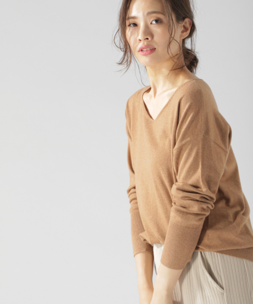 BAYFLOW（ベイフロー）の「Silk Mix Knit Vネックプルオーバー（ニット/セーター・レディース・ベージュ/パープル/アイボリー/グリーン/ネイビー・SMALL/MEDIUM）」の15枚目の写真