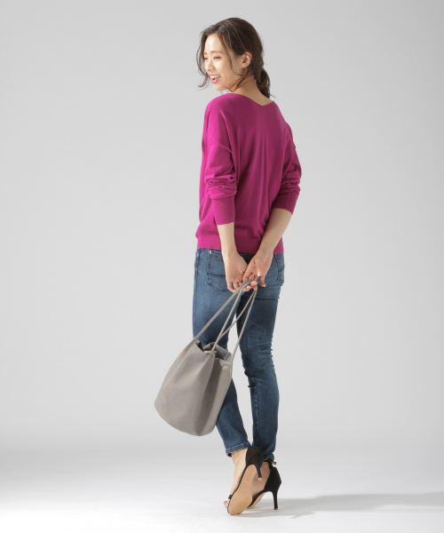 BAYFLOW（ベイフロー）の「Silk Mix Knit Vネックプルオーバー（ニット/セーター・レディース・ベージュ/パープル/アイボリー/グリーン/ネイビー・SMALL/MEDIUM）」の20枚目の写真