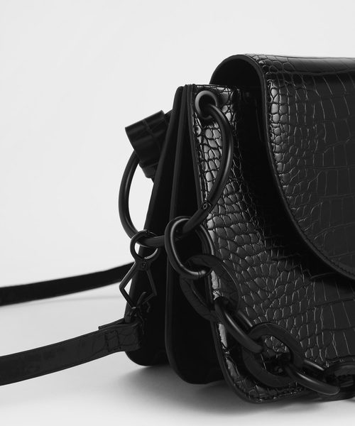 CHARLES & KEITH(チャールズ & キース)の「クロックエフェクト チャンキーチェーンバッグ / Croc-Effect Chunky Chain Bag(ショルダーバッグ・レディース・ブラック/バーガンディー/マルチ/タン・M)」の5枚目の写真