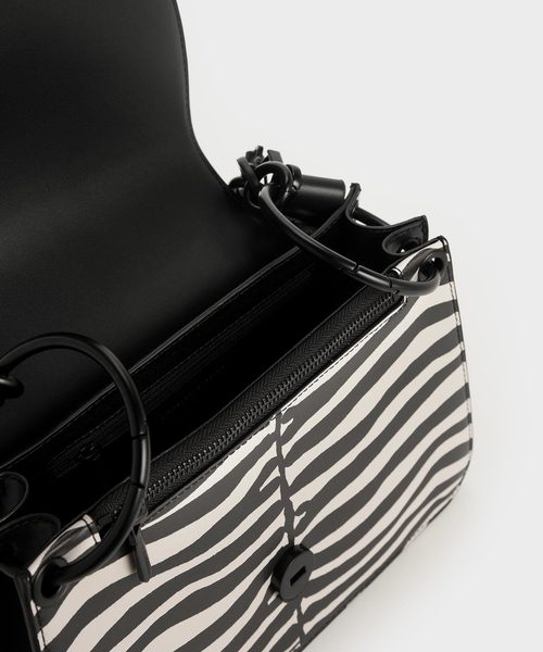 CHARLES & KEITH(チャールズ & キース)の「クロックエフェクト チャンキーチェーンバッグ / Croc-Effect Chunky Chain Bag(ショルダーバッグ・レディース・ブラック/バーガンディー/マルチ/タン・M)」の15枚目の写真