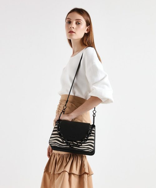 CHARLES & KEITH(チャールズ & キース)の「クロックエフェクト チャンキーチェーンバッグ / Croc-Effect Chunky Chain Bag(ショルダーバッグ・レディース・ブラック/バーガンディー/マルチ/タン・M)」の10枚目の写真