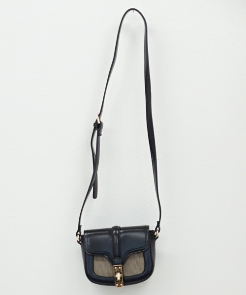 archives（アルシーヴ）の「カーブフラップミニショルダー（ショルダーバッグ・レディース・ブラック/ベージュ/ワイン・FREE）」の2枚目の写真