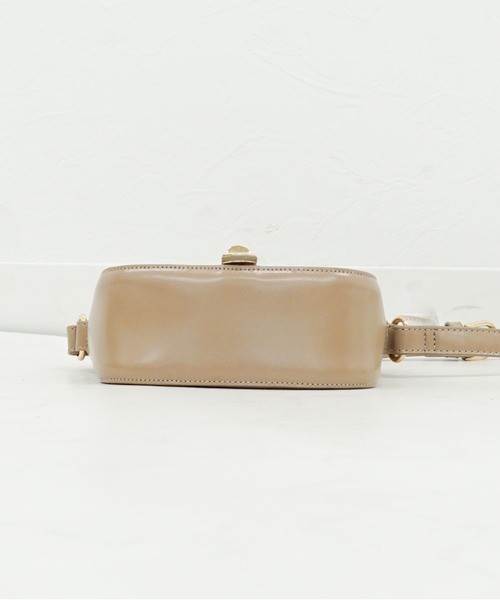 archives（アルシーヴ）の「カーブフラップミニショルダー（ショルダーバッグ・レディース・ブラック/ベージュ/ワイン・FREE）」の10枚目の写真